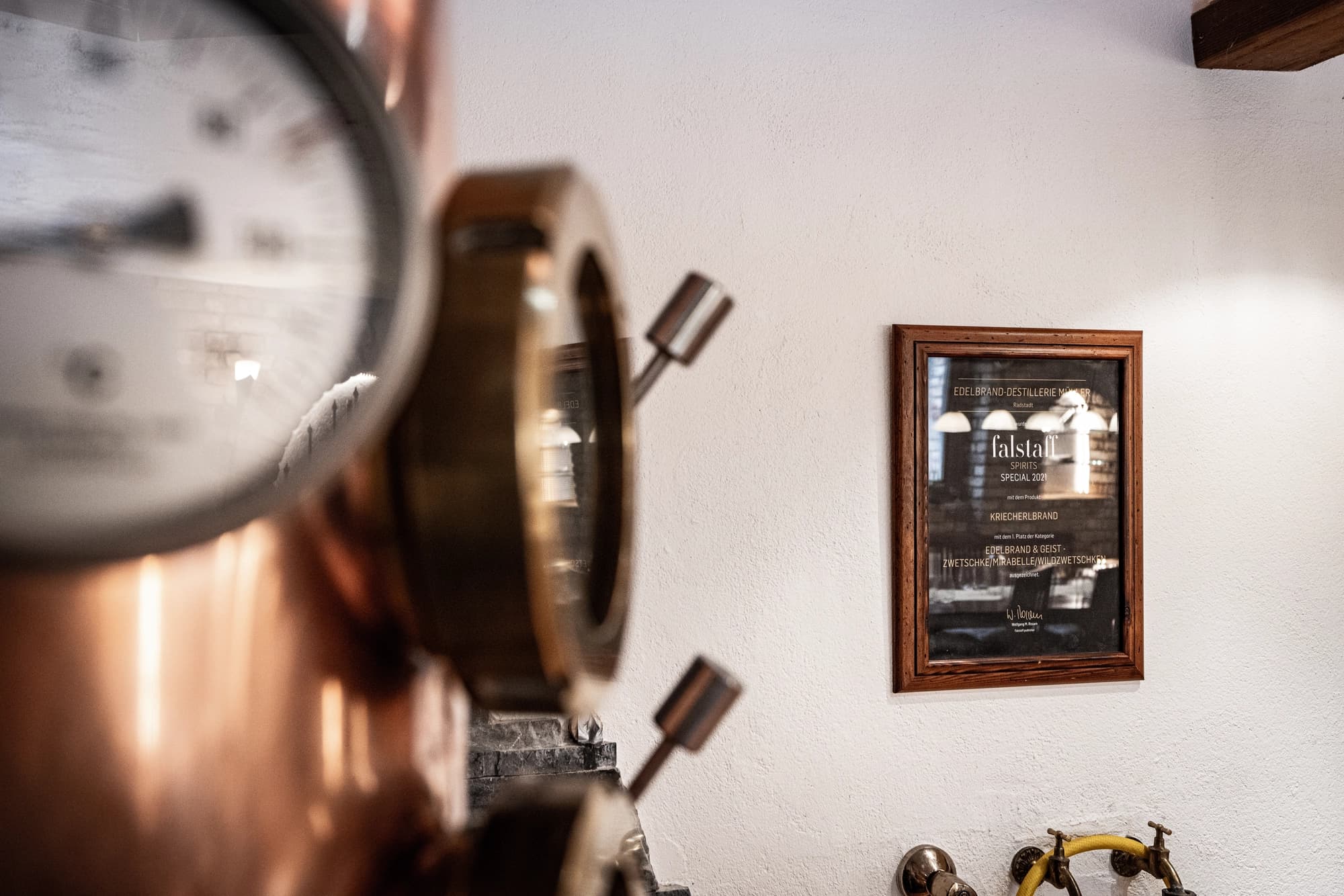 Flaschen und Etiketten der JulesSpirits Destillerie