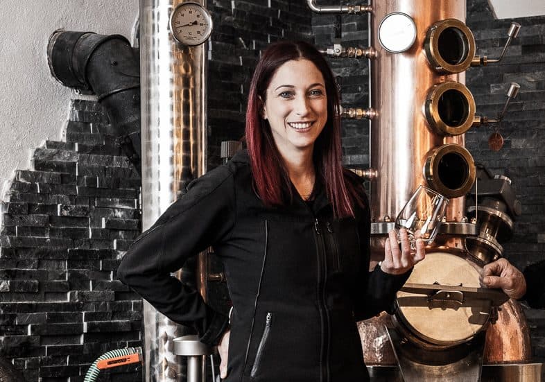 Julia bei der Arbeit in der JulesSpirits Destillerie